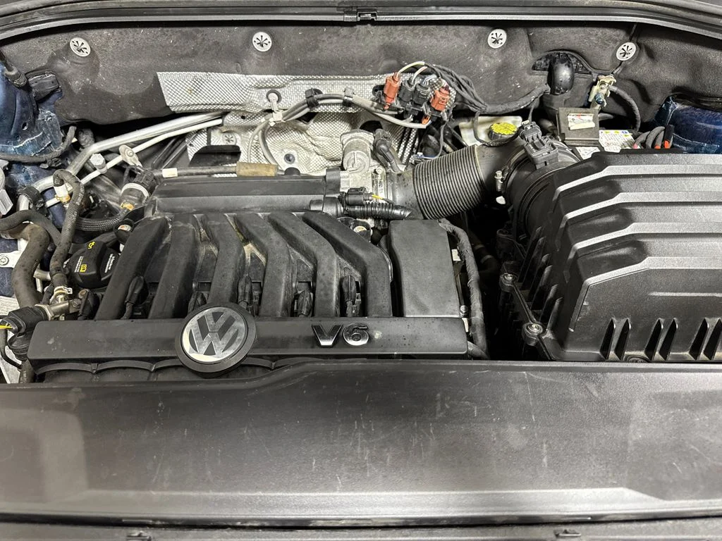 Used 2018 Blue Volkswagen SEL image 17