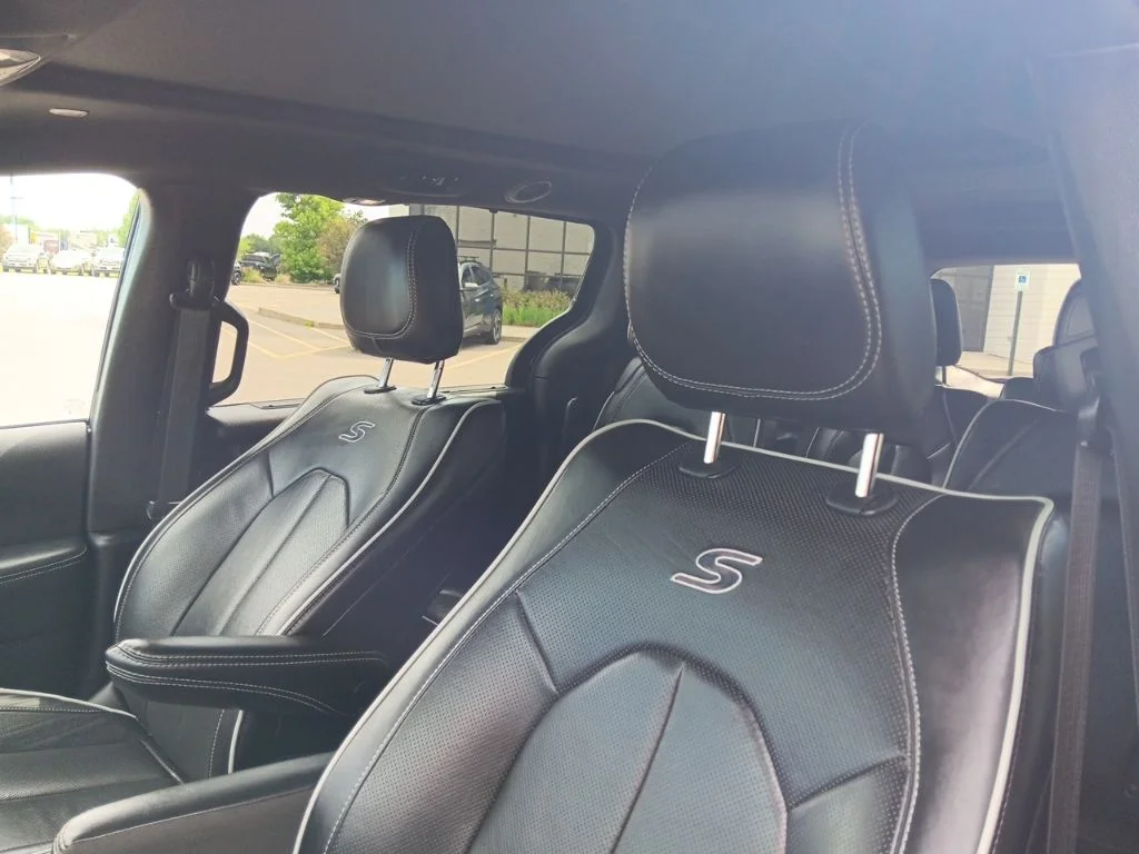 Used 2025 Diamond Black Crystal Pearlcoat Chrysler Limited image 30