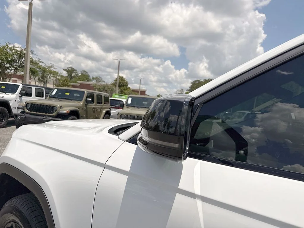 New 2026 Bright White Clear-Coat Exterior Paint Jeep Laredo image 11