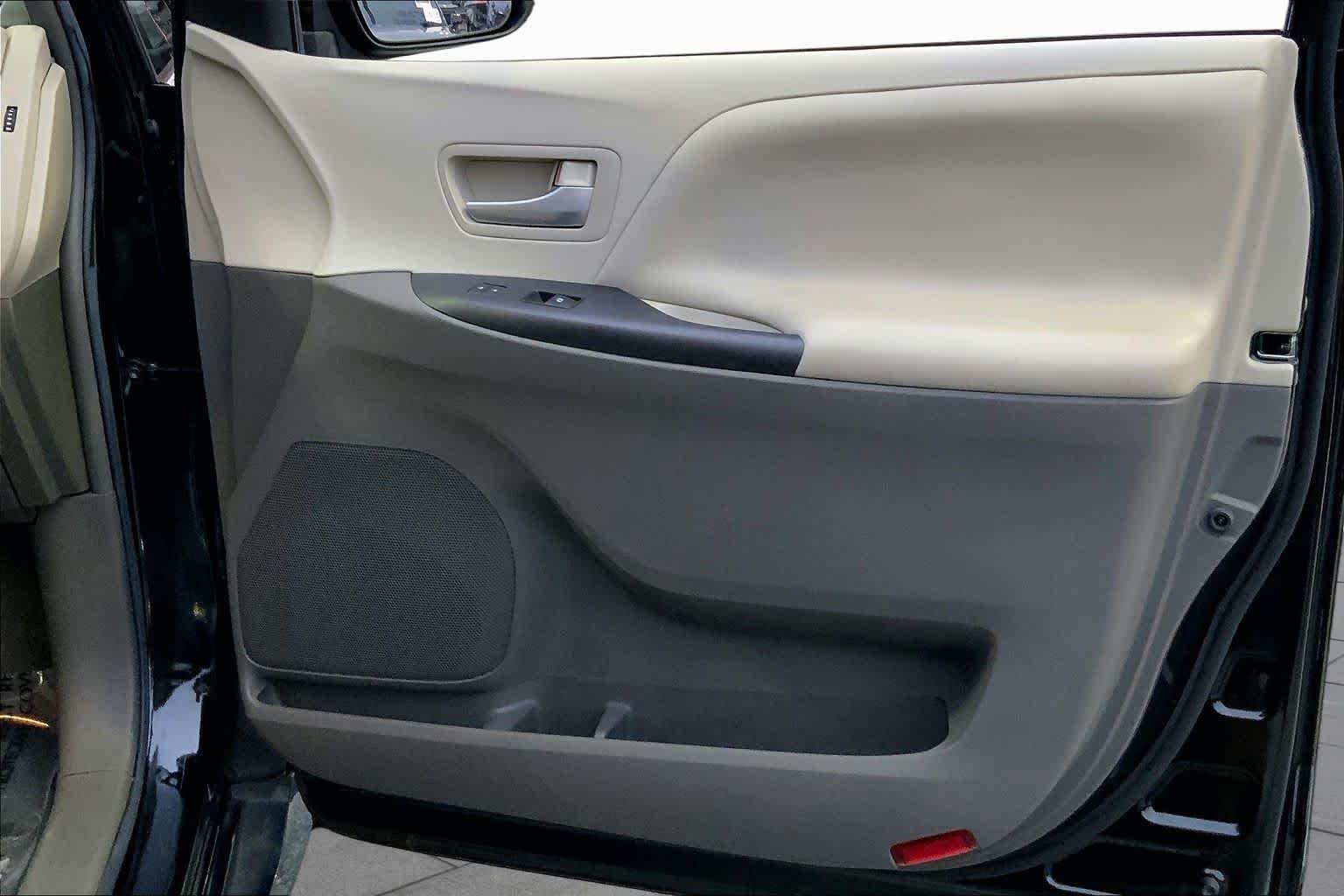 Used 2018 Midnight Black Metallic Toyota LE Auto Access Seat image 20