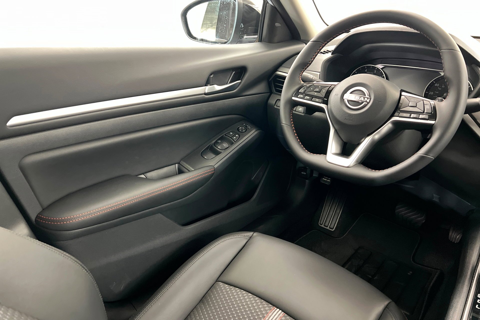 New 2026 Gray Sky Pearl / Super Black Two-tone Nissan SR image 12