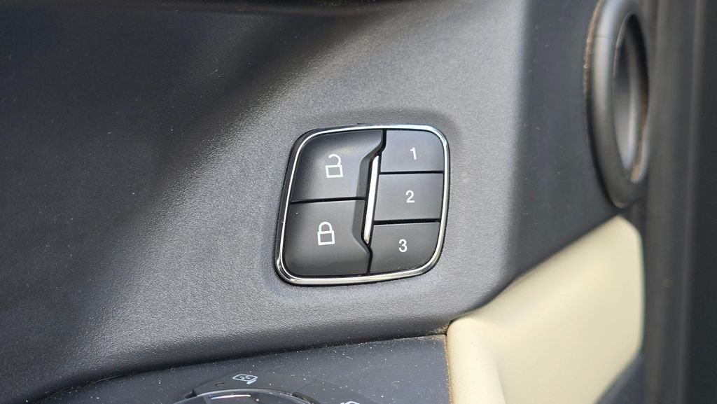 Used 2019 Black Metallic Ford Platinum image 24