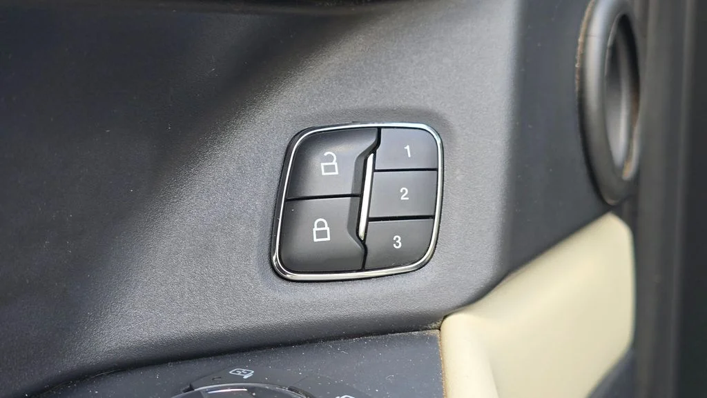 Used 2019 Black Metallic Ford Platinum image 24