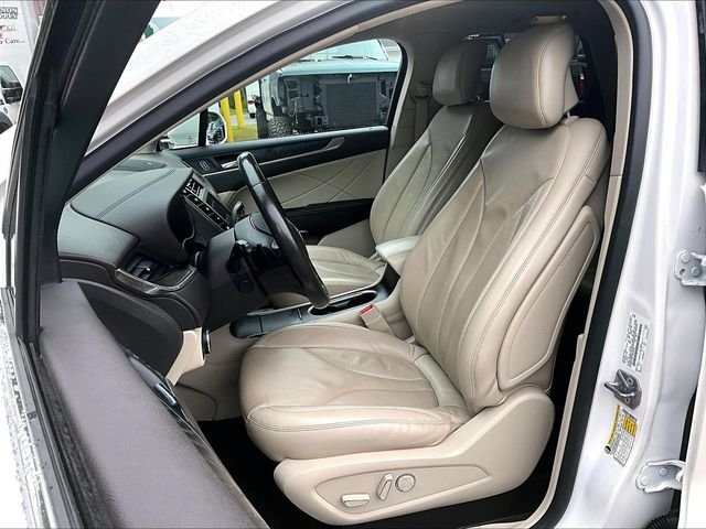 Used 2019 White Lincoln Reserve image 21