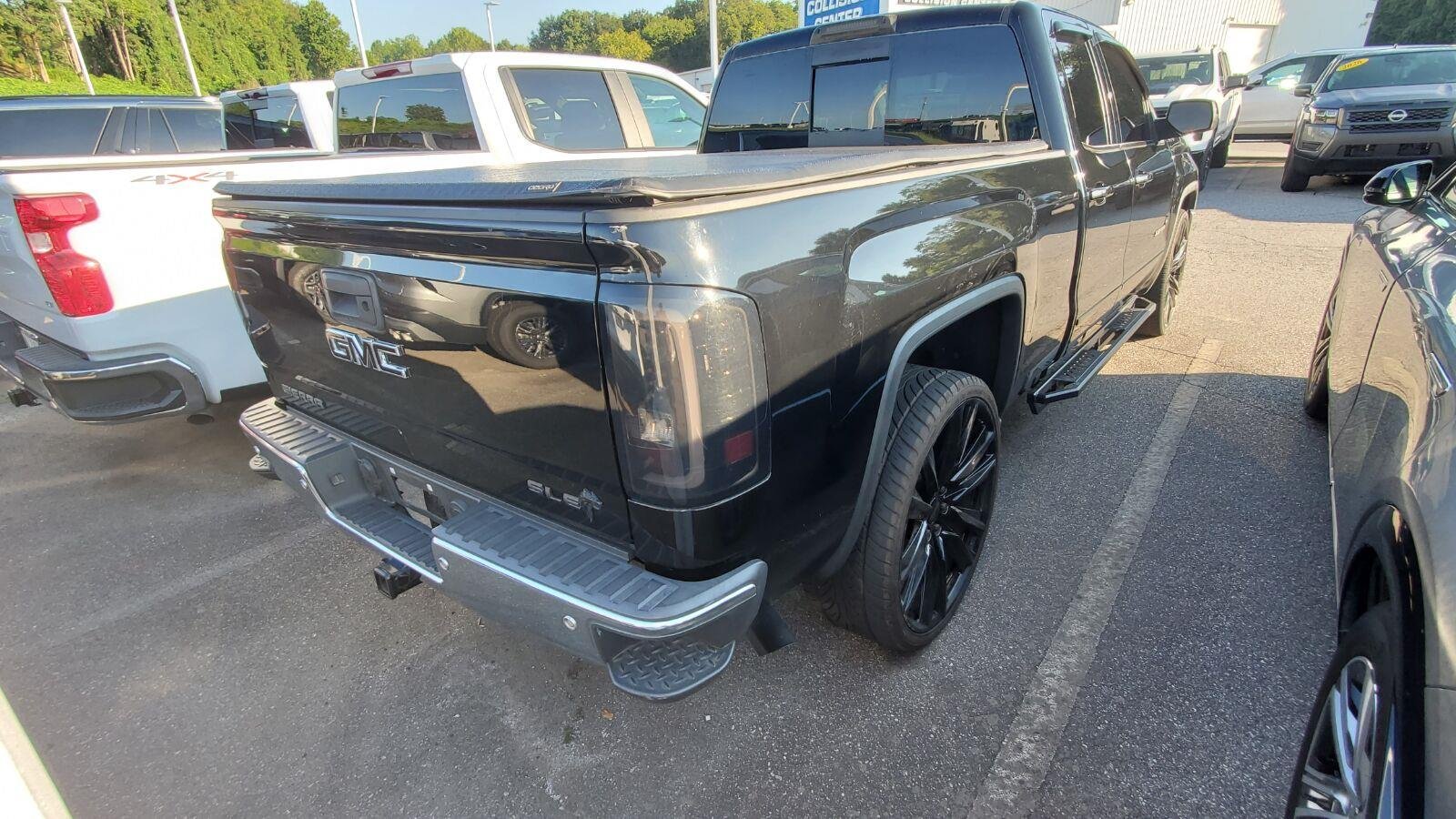 Used 2017 ONYX BLACK GMC SLE image 9