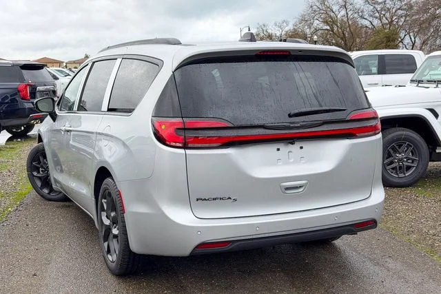 New 2026 Silver Mist Clear-Coat Exterior Paint Chrysler Select image 9