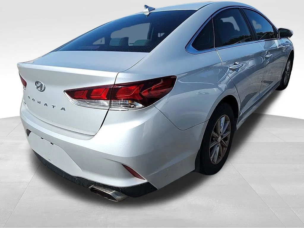 Used 2019 Silver Hyundai SE image 11