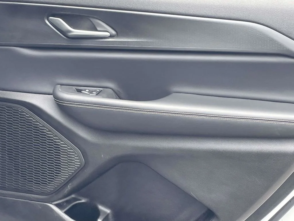Used 2023 White Jeep Altitude image 18