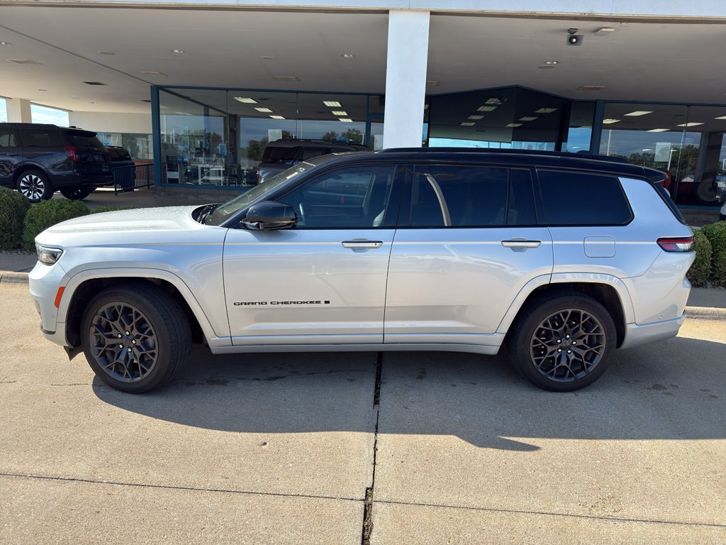 Used 2023 Black Clearcoat Jeep Summit Reserve image 9