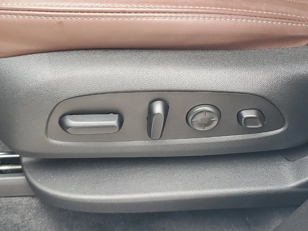Used 2020 WHITE FROST TRICOAT Buick Avenir image 15
