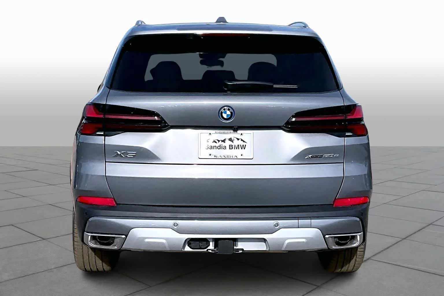 New 2026 Skyscraper Grey Metallic BMW xDrive50e image 4