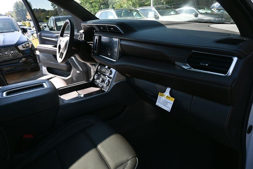 Used 2021 White Frost Tricoat GMC Denali image 19