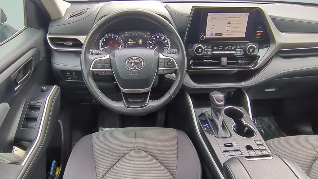 2024 Toyota Highlander LE - Photo 12