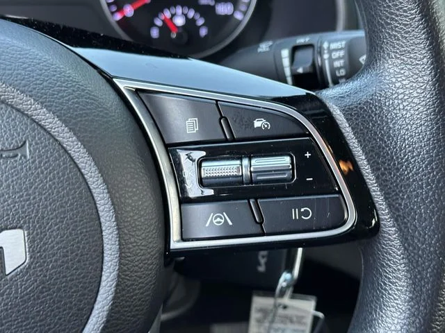 Used 2023 White Kia LXS image 24