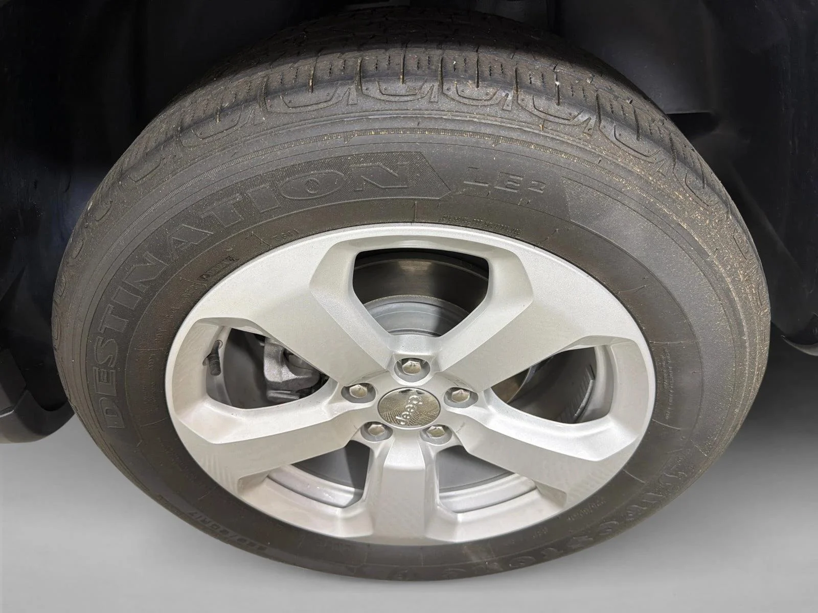 Used 2021 Silver Jeep Latitude image 19