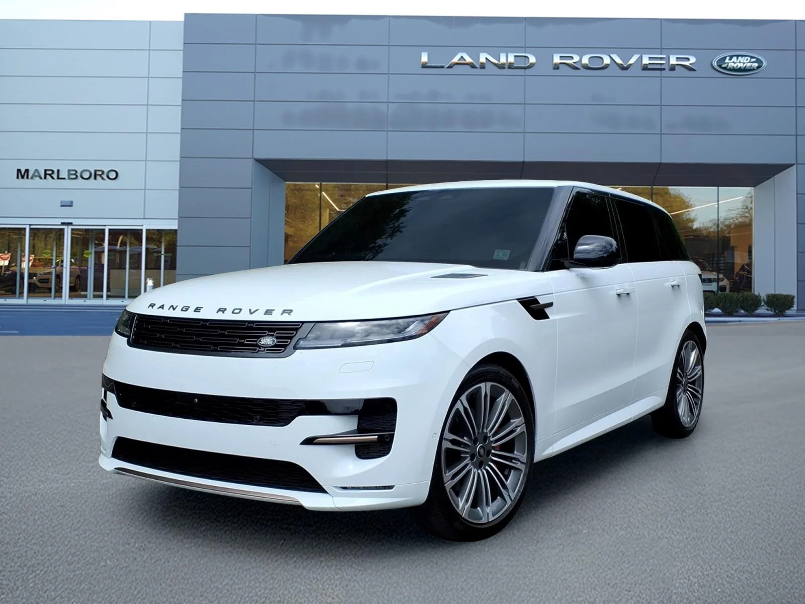 Used 2025 Fuji White 1aa Land Rover Dynamic SE image 1