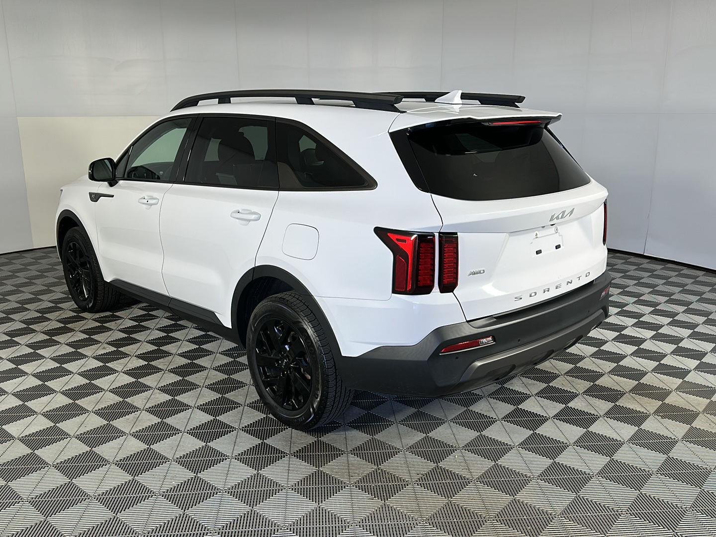 Used 2022 Glacial White Pearl Kia  image 12