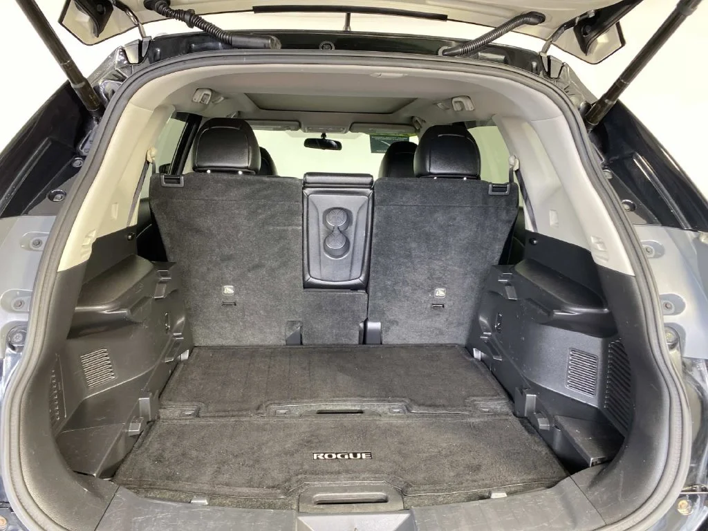 Used 2016 Black Nissan SL image 6