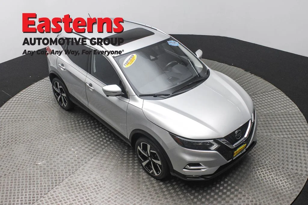 Used 2022 Silver Nissan SL image 3