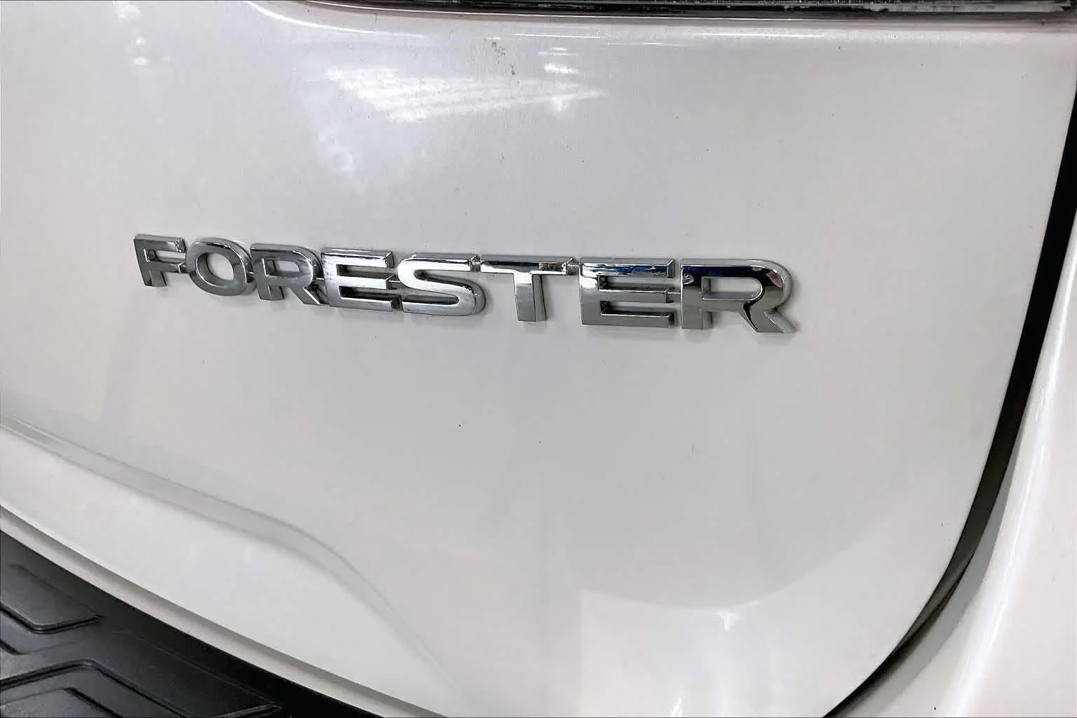 Used 2019 Crystal White Pearl Subaru Limited image 19
