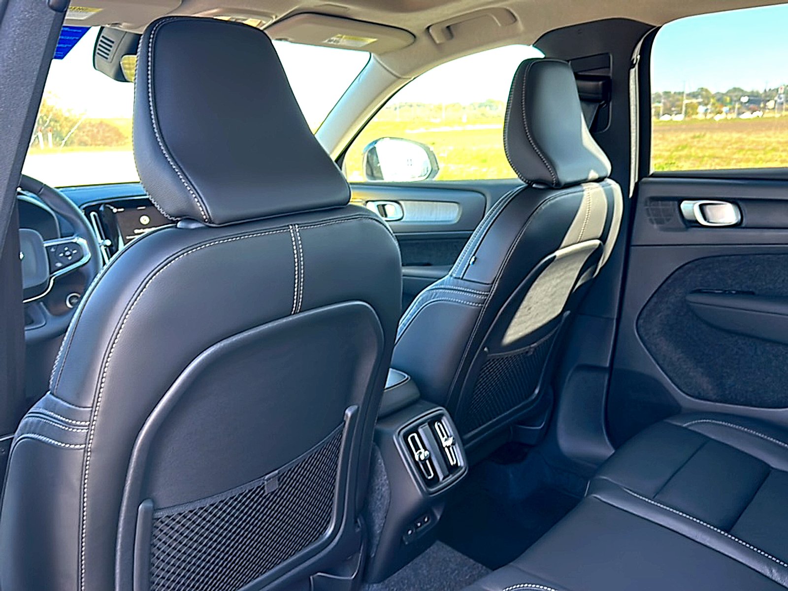 2026 Volvo XC40 Plus - Photo 14