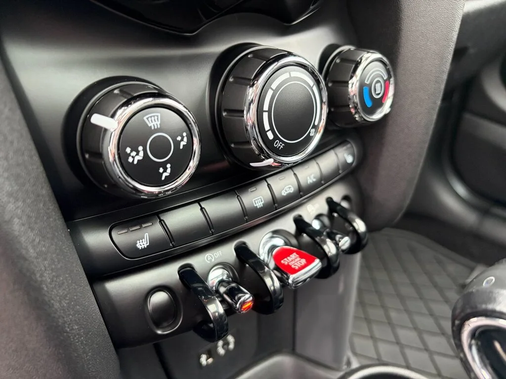 Used 2018  MINI 3 Door Great price,Fun to drive,Financing availa image 25
