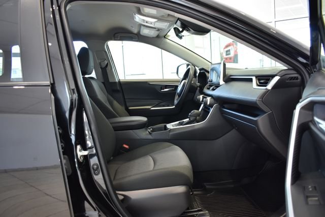 2025 Toyota RAV4 XLE - Photo 13