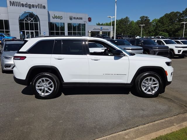 New 2026 Bright White Clear-Coat Exterior Paint Jeep Laredo image 14