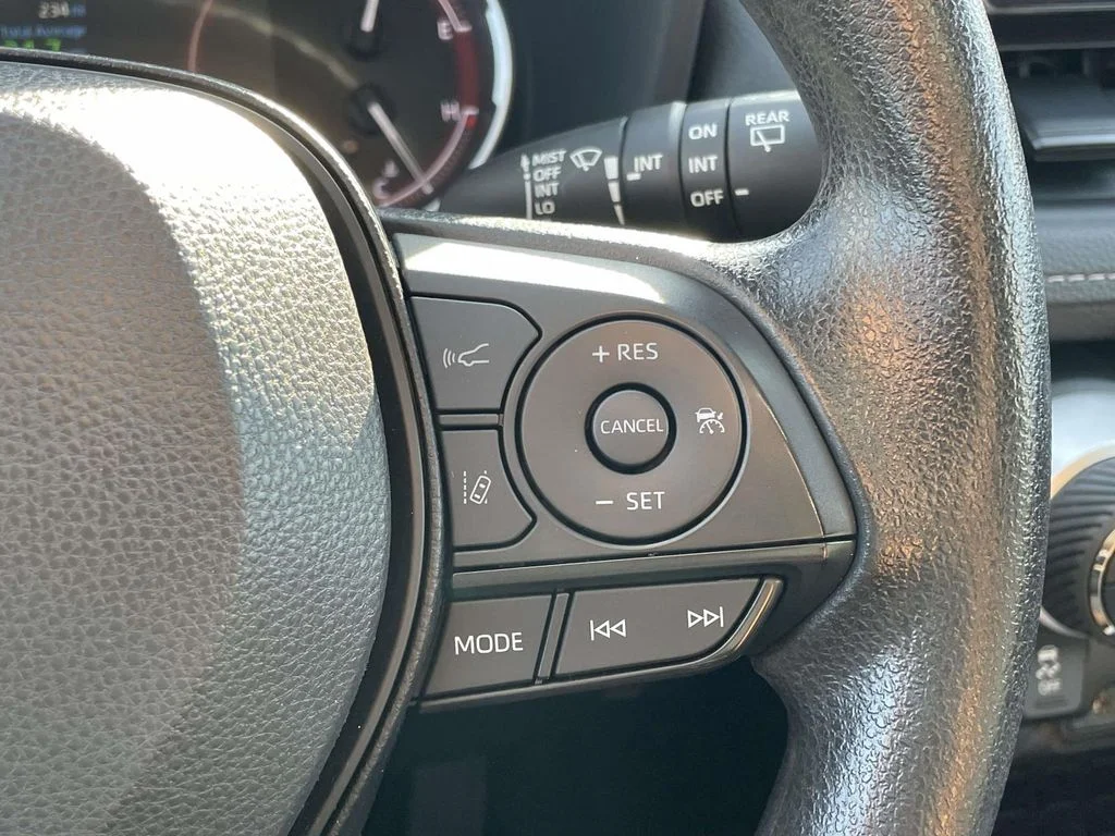 2025 Toyota RAV4 XLE - Photo 11
