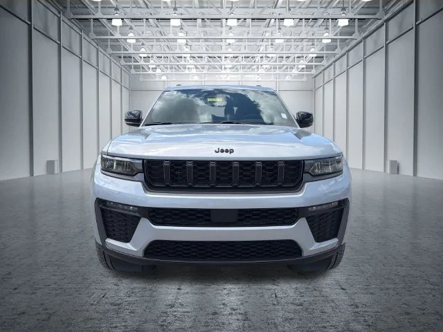 New 2026 Silver Zynith Exterior Paint Jeep Limited image 3