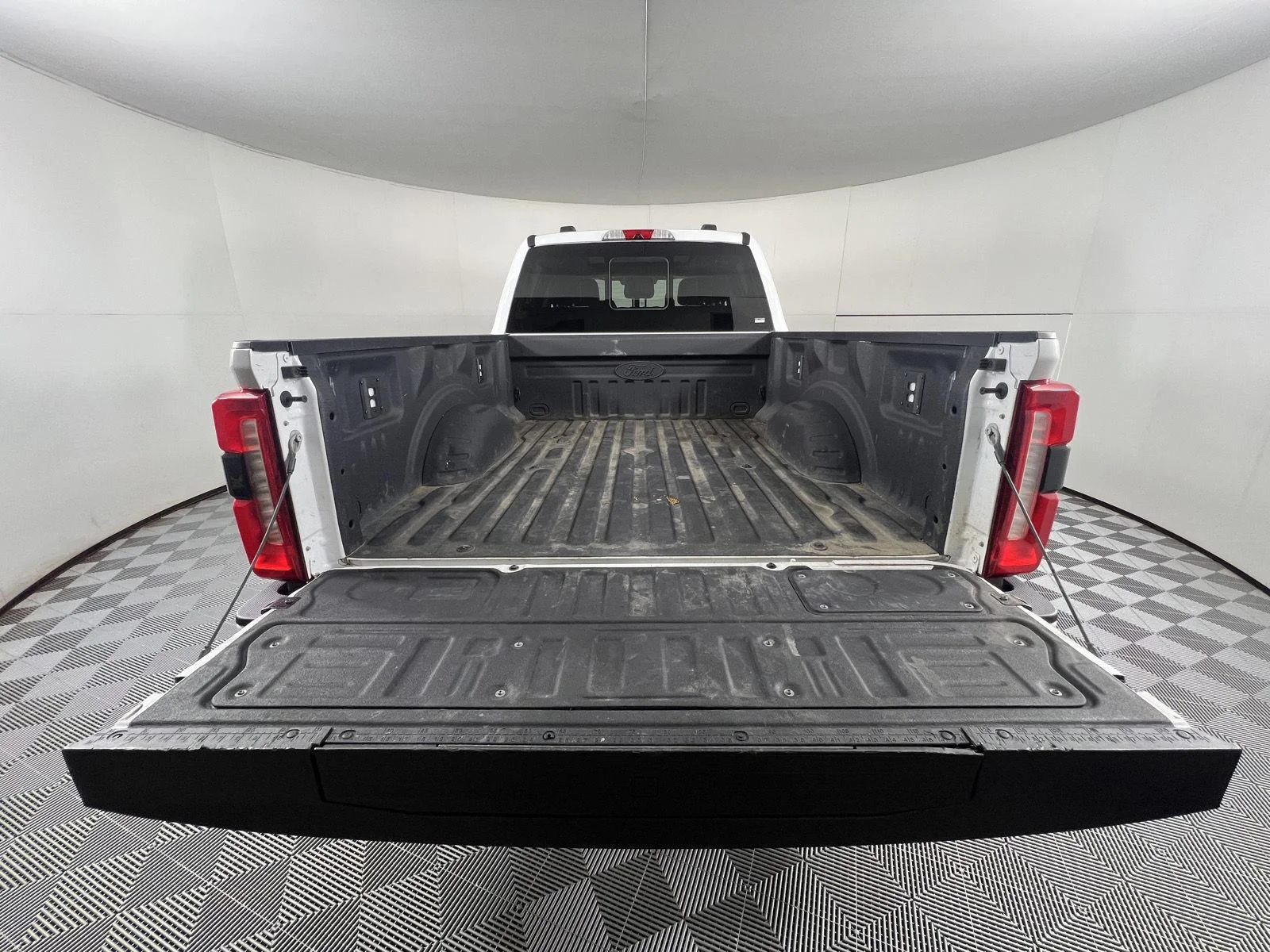 Used 2024 Oxford White Ford Lariat image 27