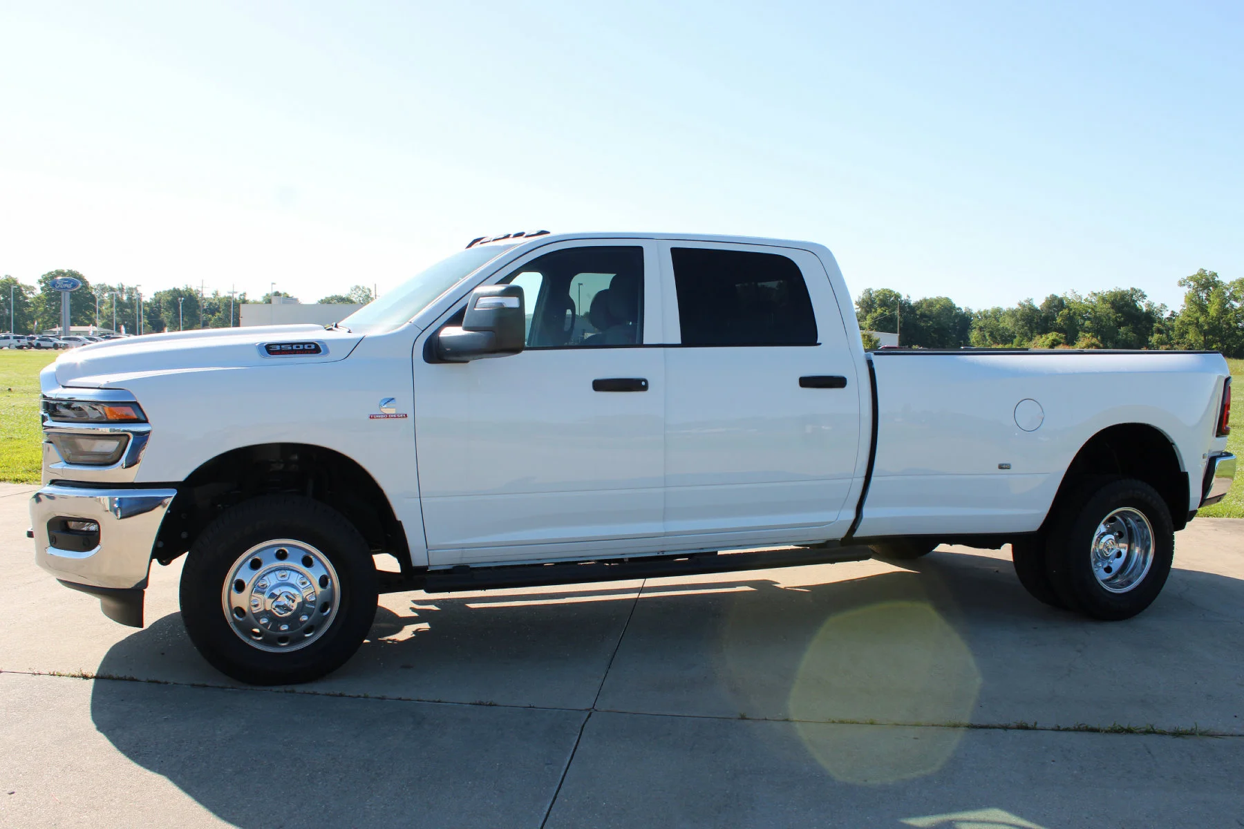 New 2026 Bright White Clear-Coat Exterior Paint RAM TRADESMAN CREW CAB 4X4 LONG BOX image 35