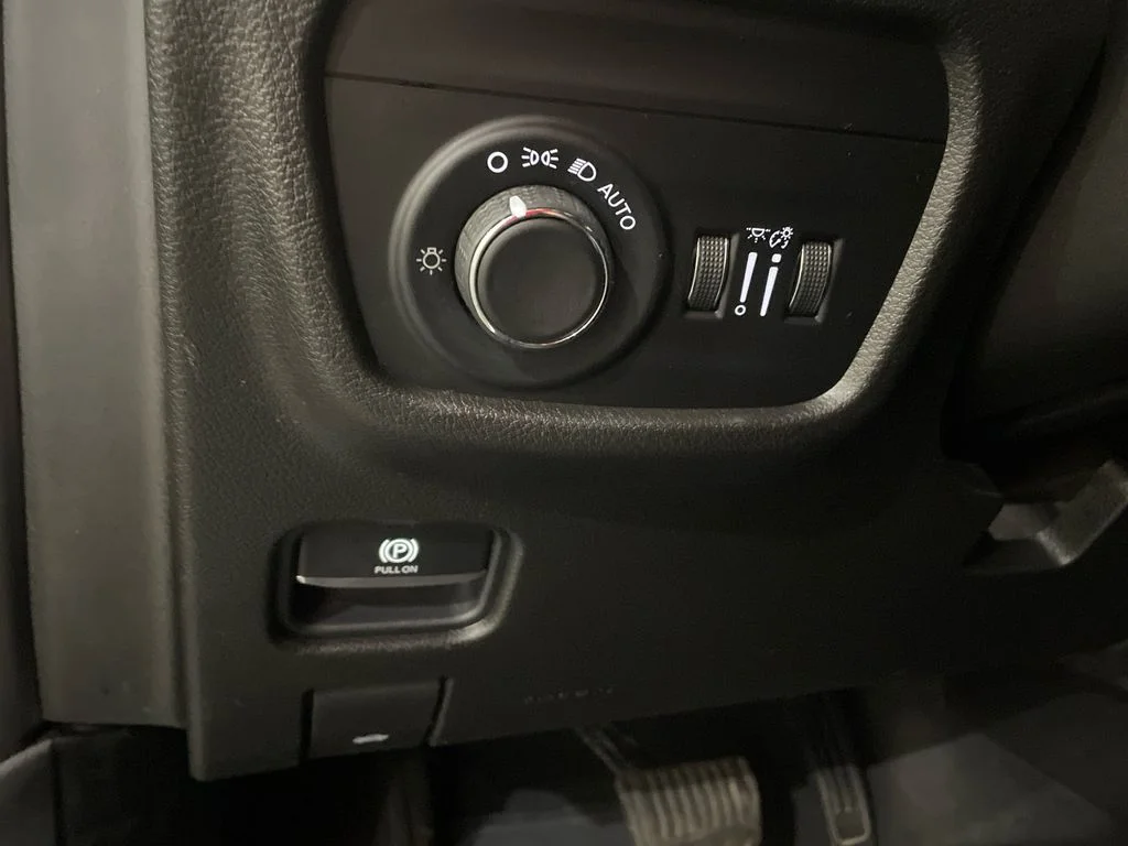 Used 2021 Silver Zynith Jeep Altitude image 13