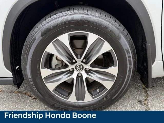 Used 2020 Silver Toyota XLE image 10