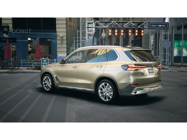 New 2026 Manhattan Green Metallic BMW X5 50e image 2