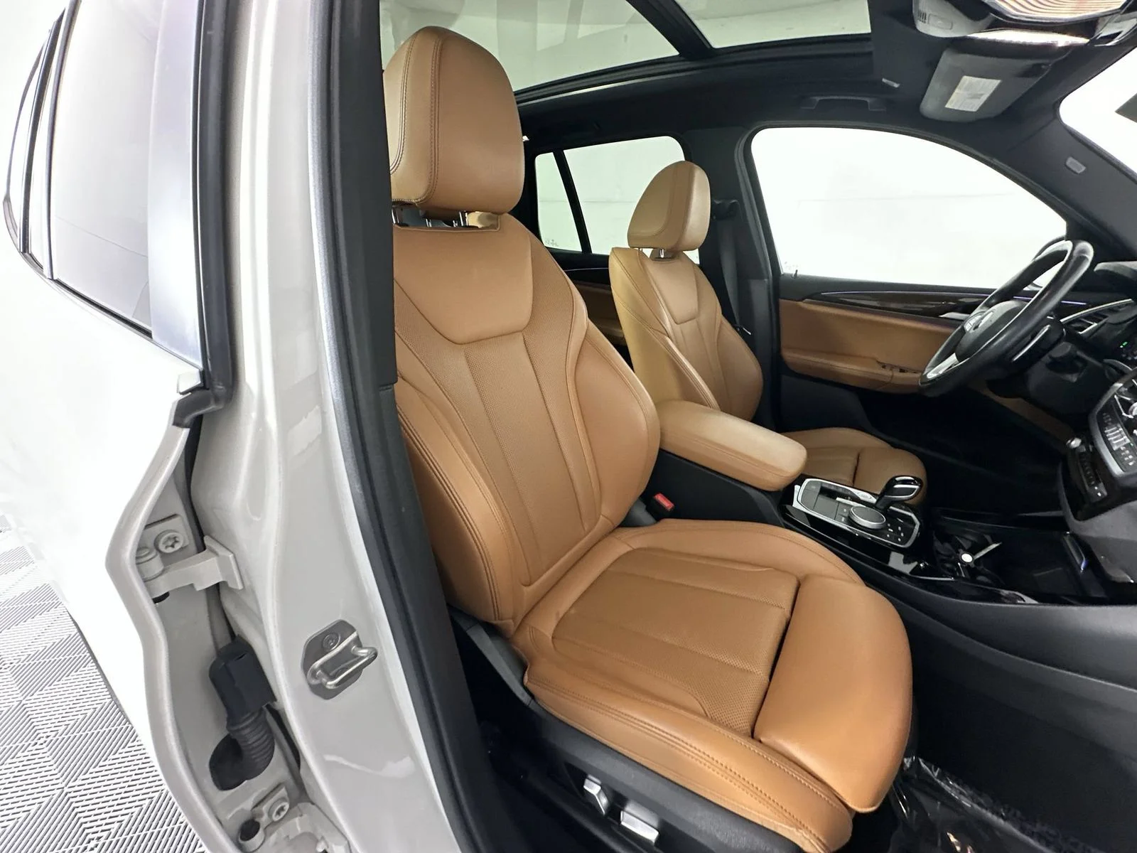 Used 2023 White BMW sDrive30i image 27
