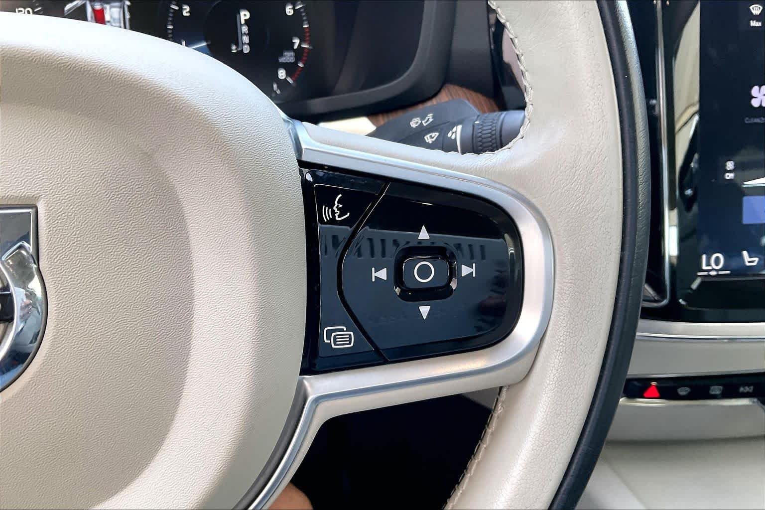 Used 2019 Denim Blue Metallic Volvo Momentum image 25