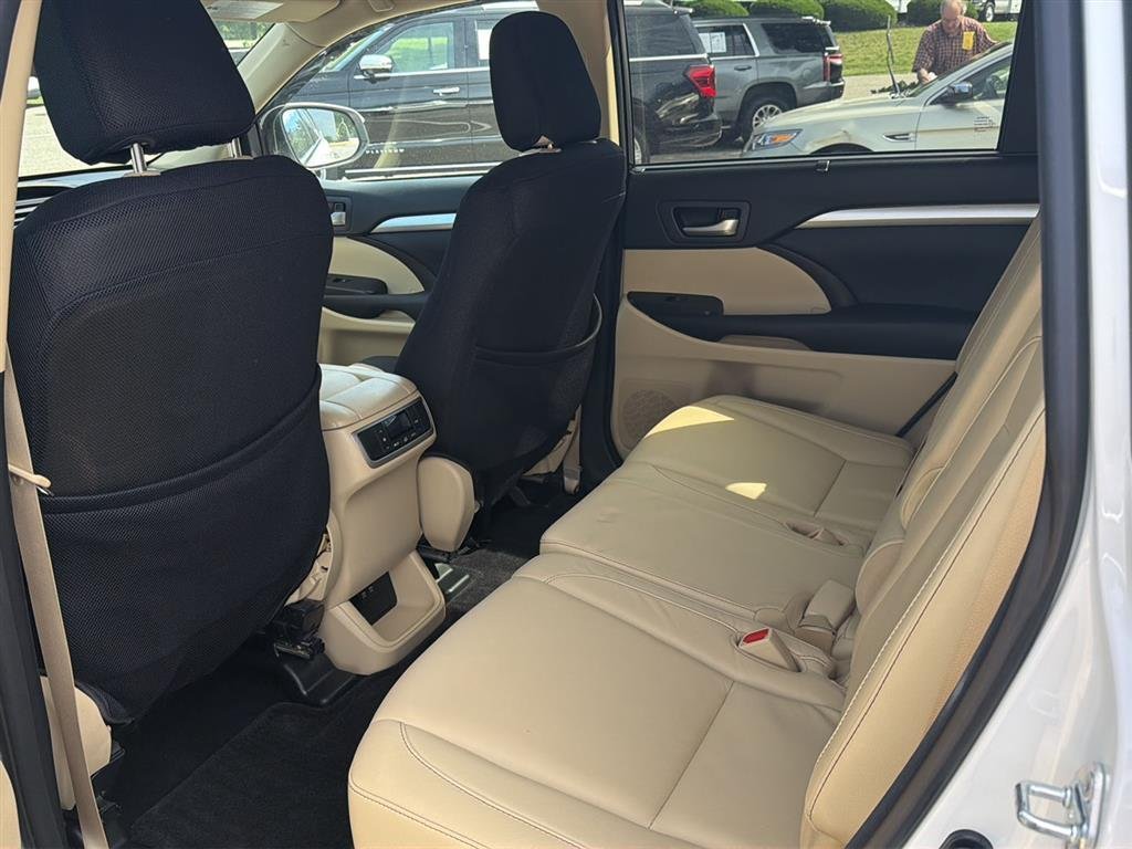 Used 2017 Blizzard Pearl Toyota XLE image 9