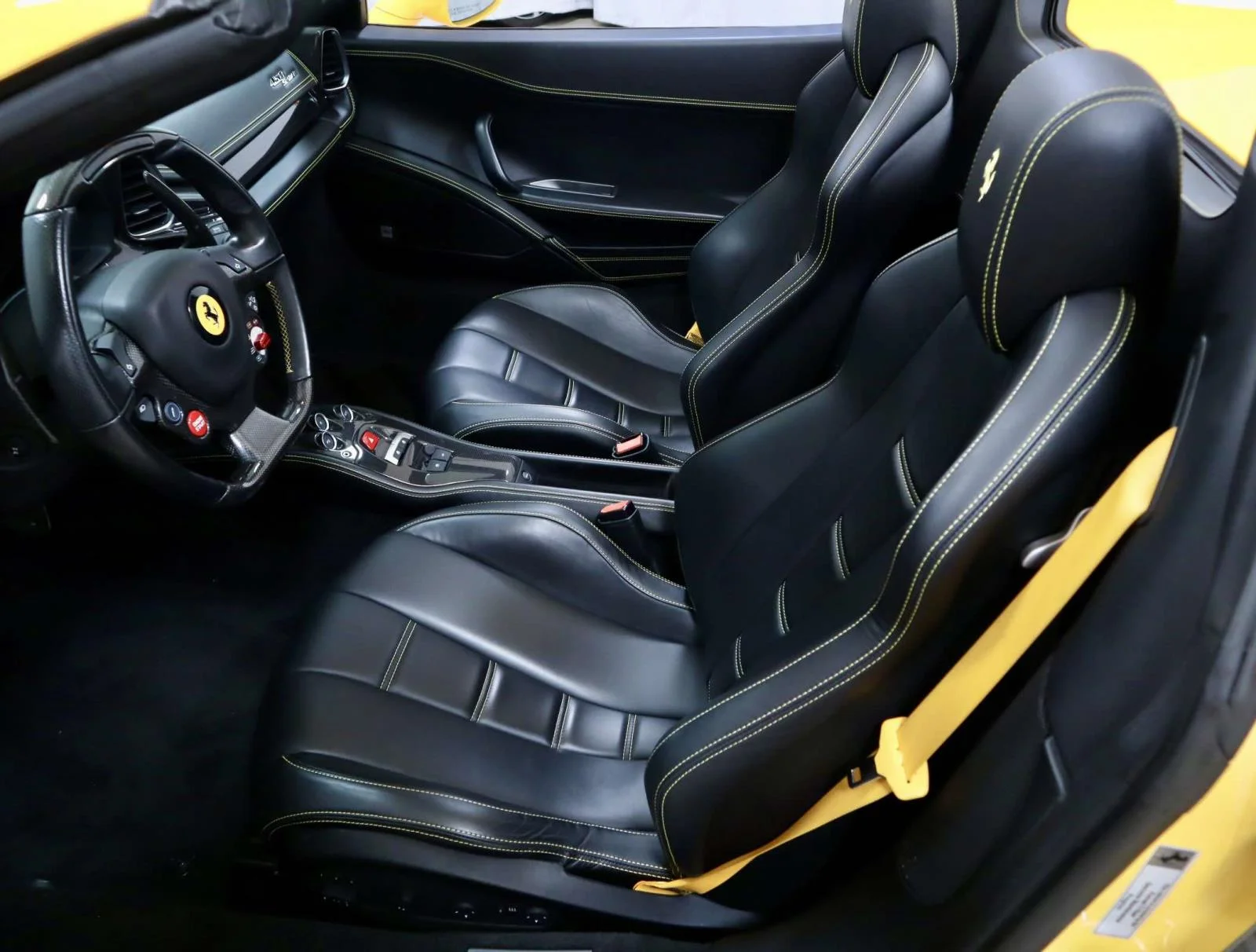 Used 2013 Giallo Modena Ferrari 2dr Conv image 22