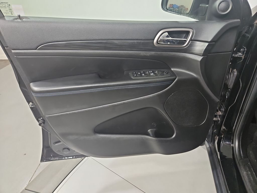 Used 2019 Diamond Black Jeep Laredo image 11