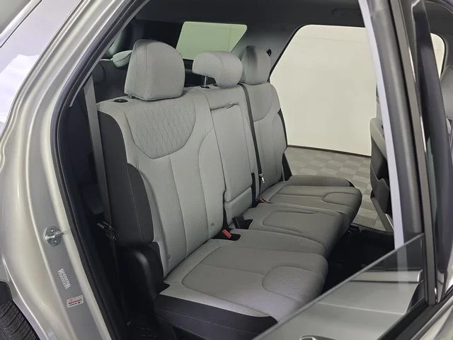 Used 2022 Silver Hyundai SE image 26