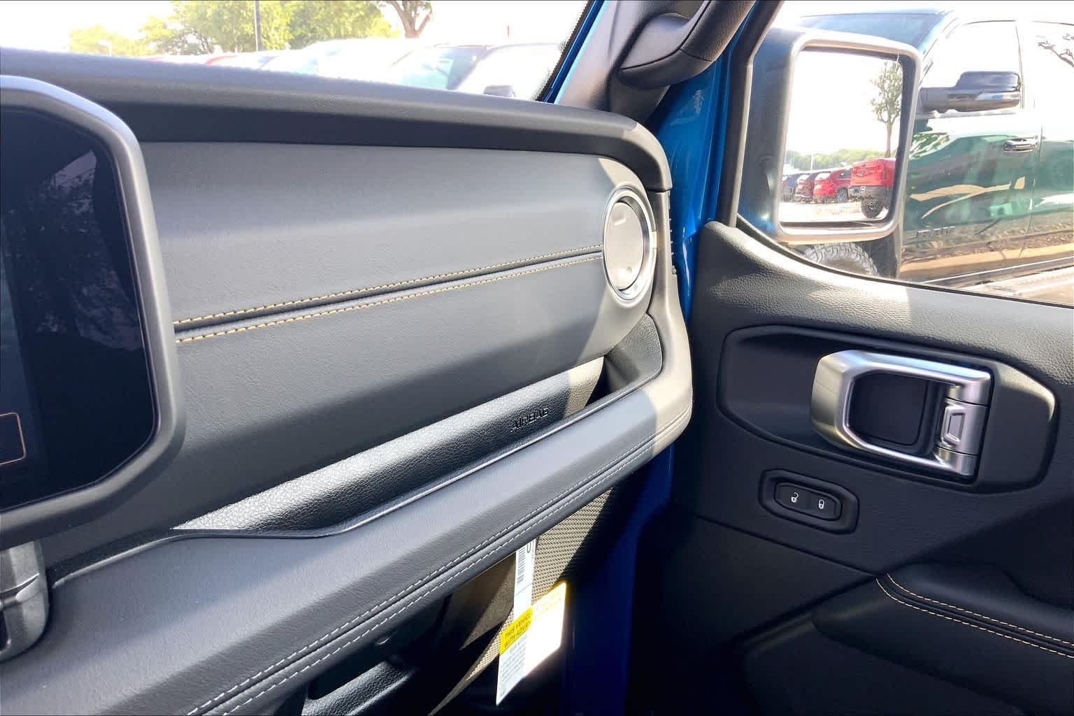 New 2026 Hydro Blue Pearl-Coat Exterior Paint Jeep Texas Trail image 18