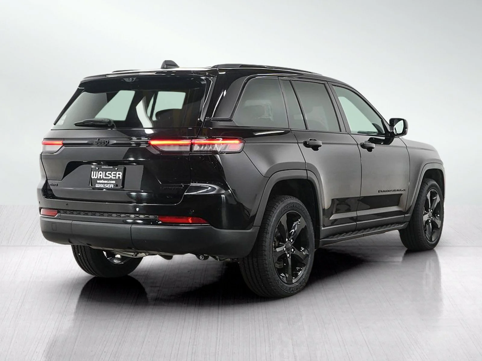 Used 2024 Diamond Black Crystal Pearlcoat Jeep Limited image 5