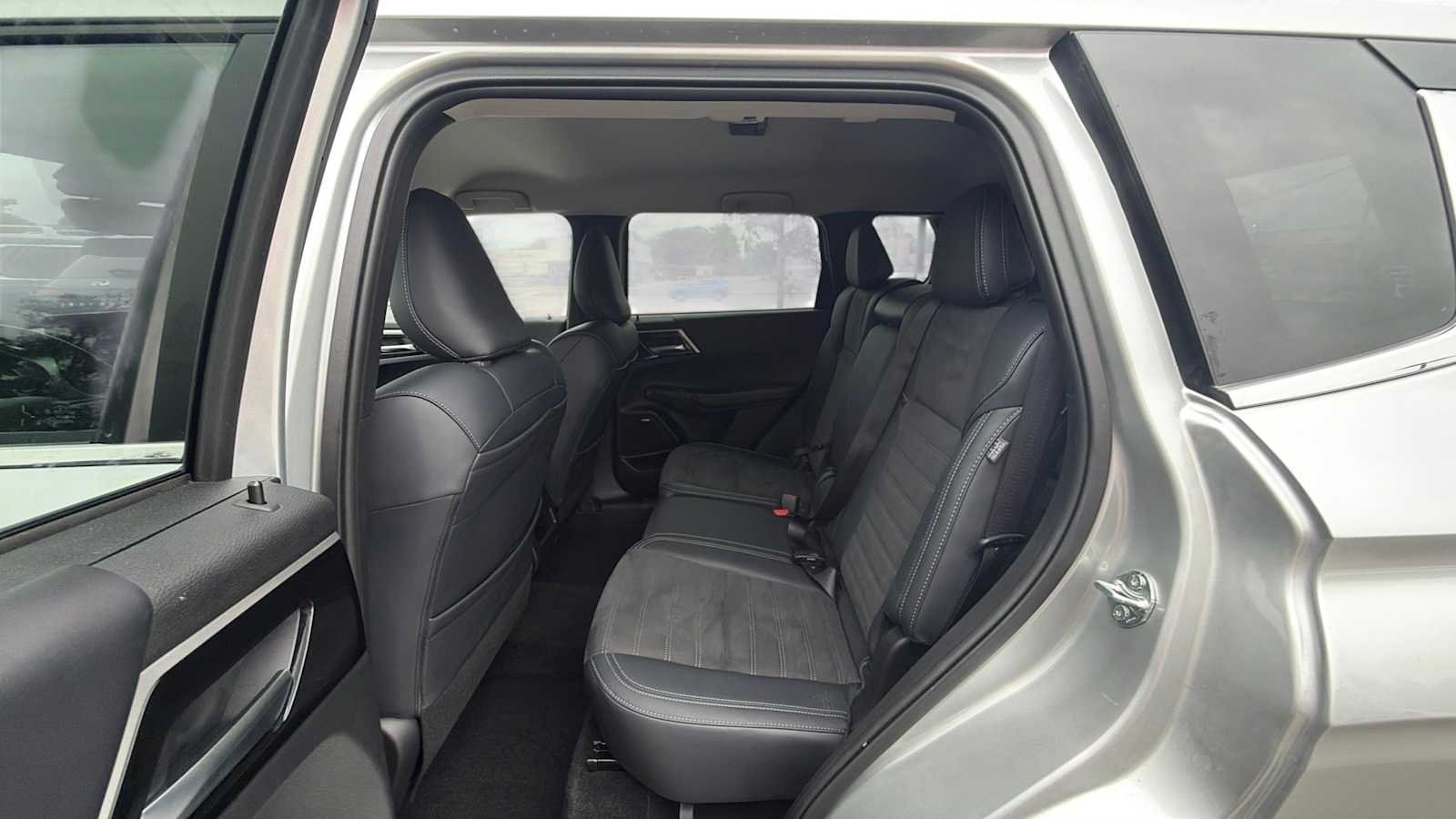 Used 2025 Alloy Silver Metallic Mitsubishi SE image 15