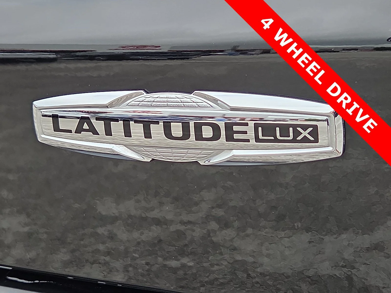 Used 2024 Diamond Black Crystal Pearlcoat Jeep Latitude Lux image 8