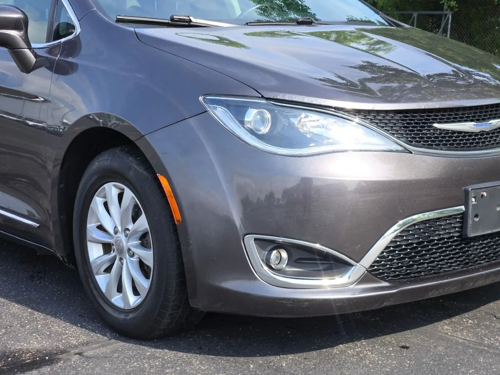 Used 2018 Gray Chrysler Touring L Plus image 3