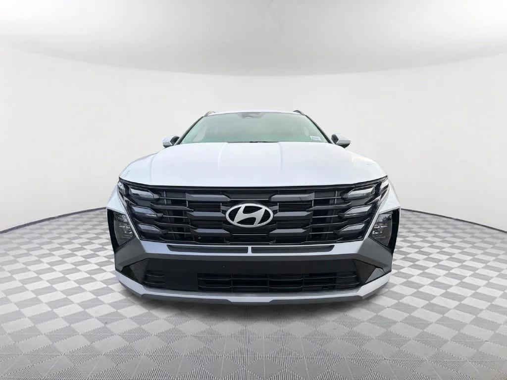 Used 2025 White Hyundai SEL image 2