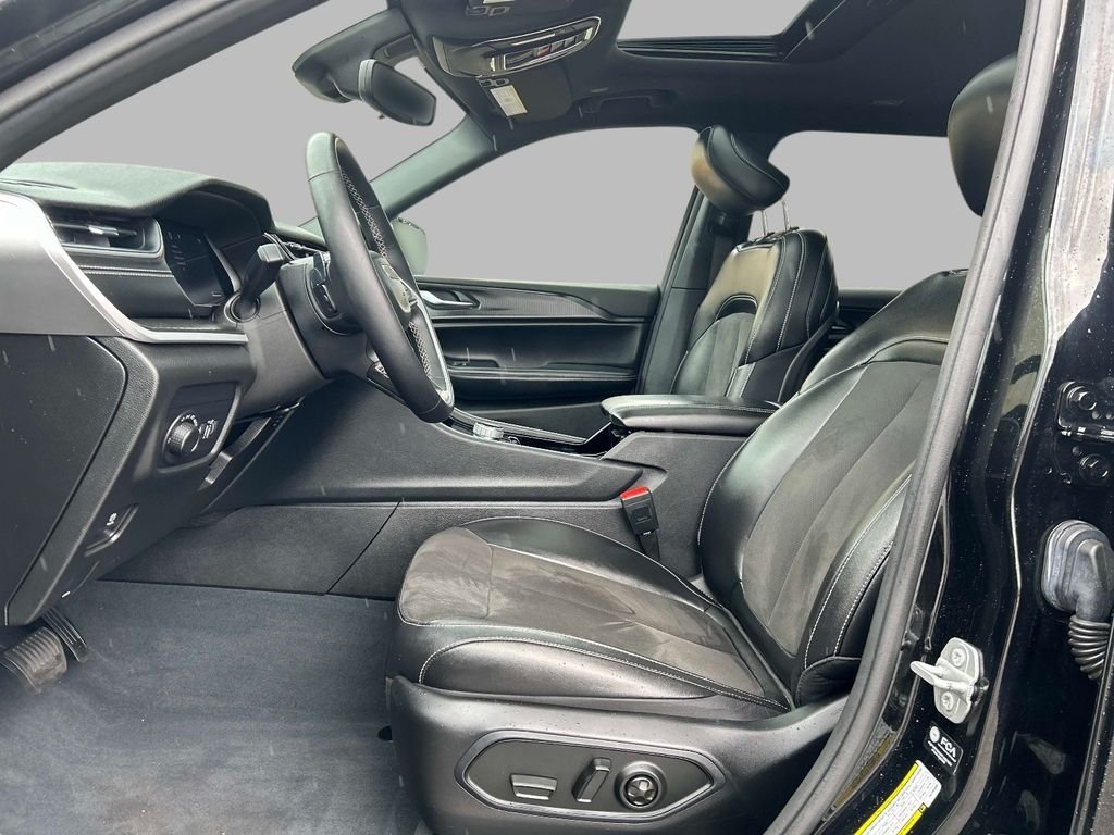 Used 2023 Black Jeep Altitude image 14