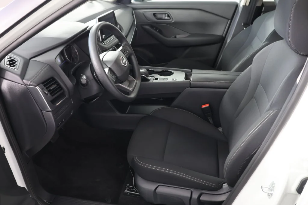 Used 2026 Glacier White Nissan S image 17