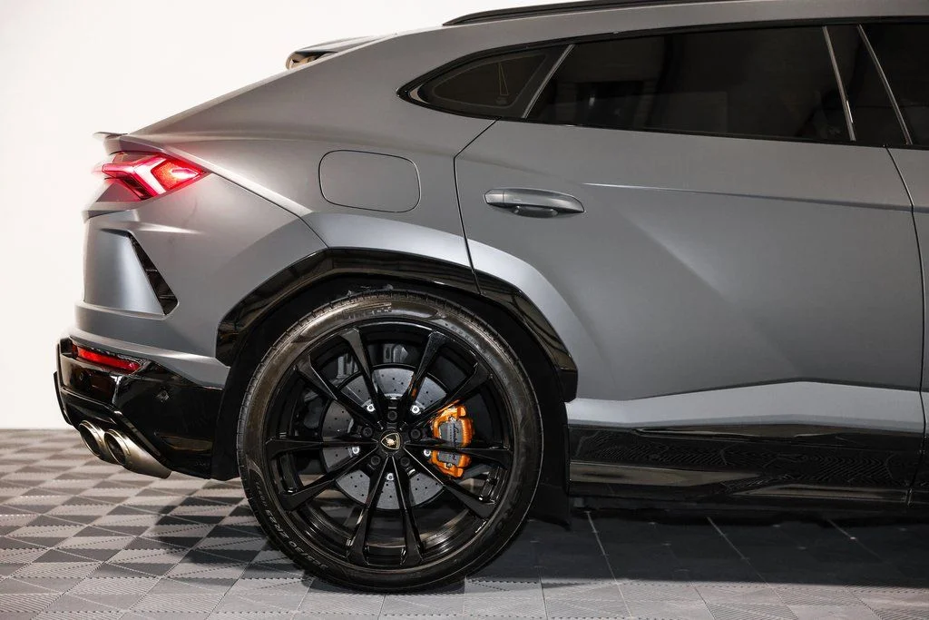 Used 2022  Lamborghini  image 2